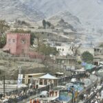 991px-Trucks_crossing_into_Kyber_Pakhtunkhwa_at_Torkham-750x400